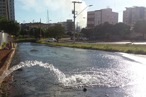 Desperdício de água chama a atenção enquanto queimada destrói terreno baldio na cidade