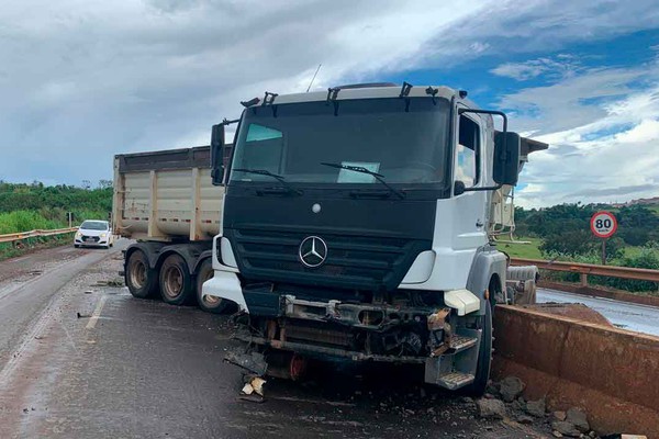 Carreta carregada com 27,5 toneladas de brita aquaplana e bate em mureta na Br 352 em Patos de Minas