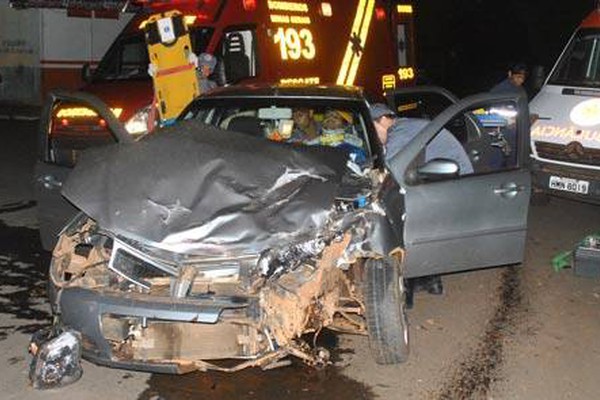 Caminhão atingido por carro derruba árvore e vai parar dentro de salão de igreja