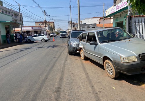 Avanço de parada provoca mais um acidente com três veículos em cruzamento perigoso de Patos de Minas