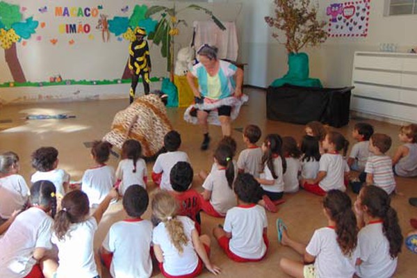 Teatro em centro de educação da Casa das Meninas diverte e incentiva a leitura