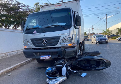 Moto vai parar debaixo de caminhão e condutora fica gravemente ferida em mais um acidente