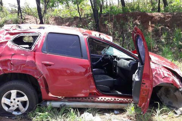 Renault Duster perde a roda na MGC410, carro capota mais de uma vez e condutora fica ferida