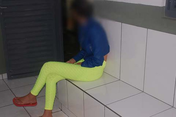 Bebê é queimado com cigarro e mãe adolescente é apreendida com pedras de crack