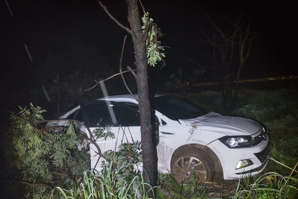 Carro capota ao sair da pista na MGC 354 e três pessoas ficam feridas em Presidente Olegário