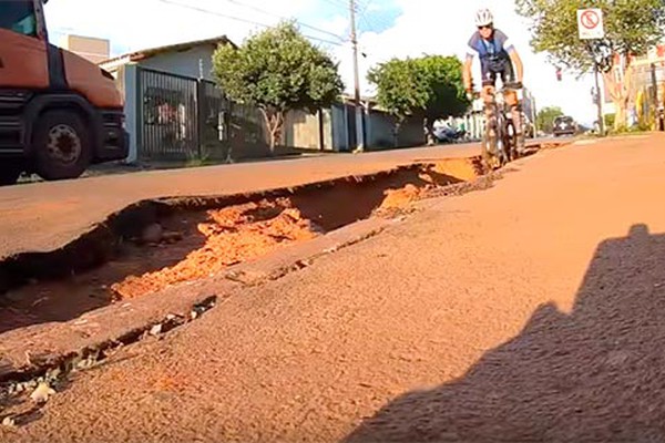 Em vídeo, ciclista compara ruas esburacadas de Patos de Minas com trilhas de Mountainbike