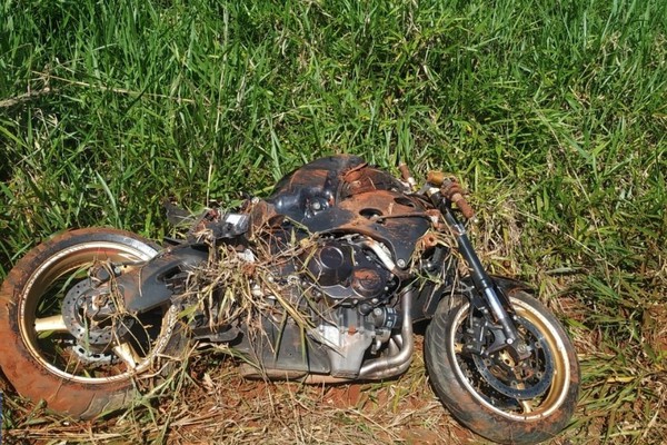 Motociclista perde o controle de Honda CBX 1000 em curva da BR 352 e fica gravemente ferido