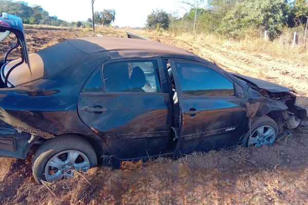 Carro capota em acidente na MGC354 e condutor é preso após evadir sem prestar socorro