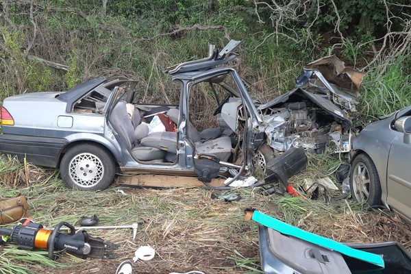 Batida frontal no último dia de 2022 na BR 365 deixa oito pessoas feridas e carros destruídos