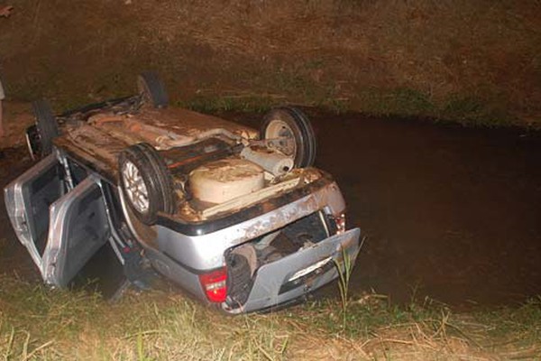 Motorista é socorrido após carro cair com as 4 rodas para o alto dentro do Córrego do Monjolo