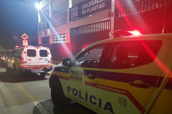 Cantor erra letra de música e é agredido com garrafada no rosto em bar de Patos de Minas