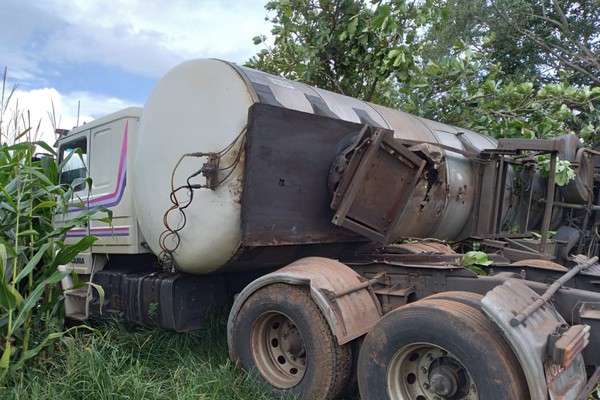 Motorista com sinais de embriaguez e CNH falsa é preso após tombar carreta na AMG 1420