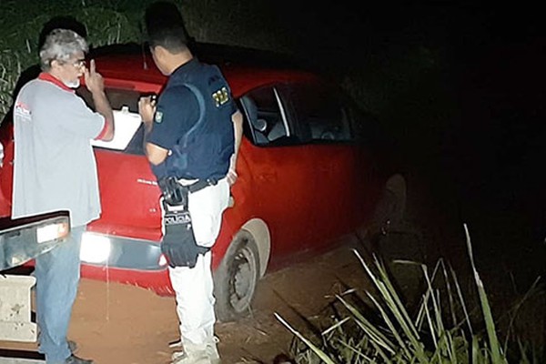 Assaltantes armados se emparelham com ônibus, disparam e roubam passageiros na BR365