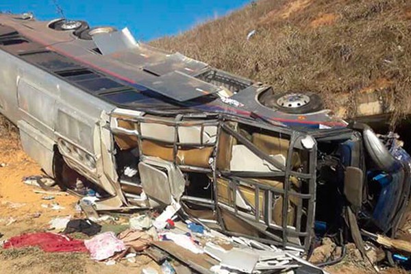 Corpo de Bombeiros confirma quatro mortos e dezenas de feridos em acidente com ônibus na BR 146