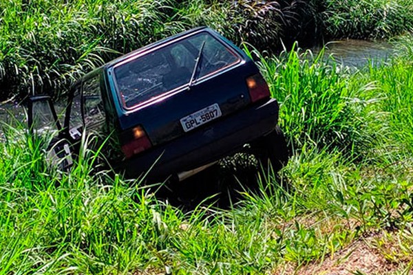 Motorista cochila, atravessa a avenida Fátima Porto e vai parar dentro do Córrego do Monjolo