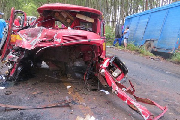 Caminhões batem de frente na rodovia de acesso à BR 354 em Carmo do Paranaíba