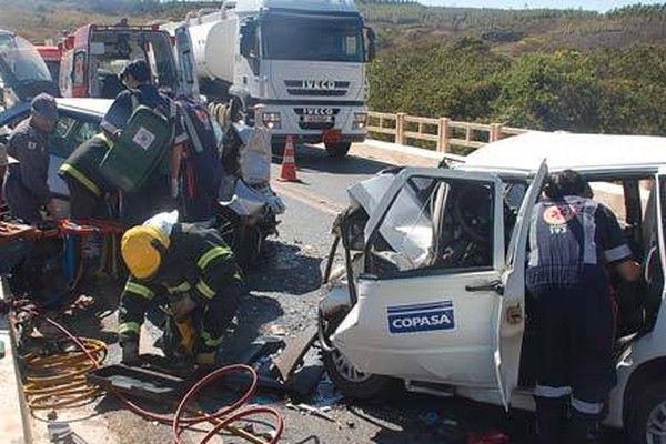 Veículos batem de frente na BR 365 deixando dois mortos e dois feridos