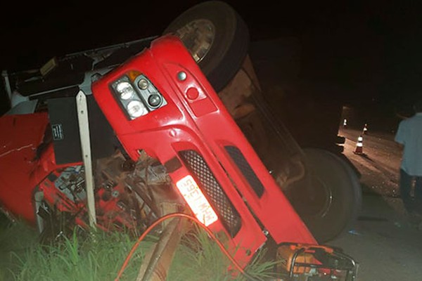 Carreta tomba na BR 365 em Patos de Minas e tira a vida de duas crianças; pai e mãe se feriram