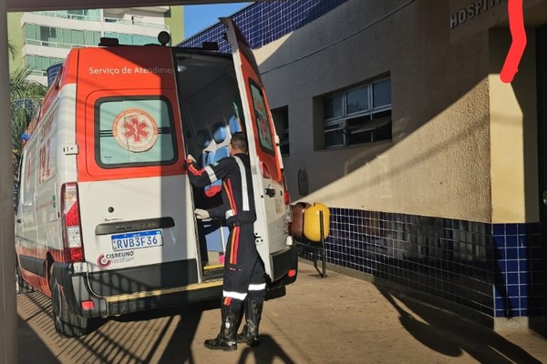 Homem é levado para o Hospital com ferimento na cabeça e diz que foi esfaqueado pela própria mulher