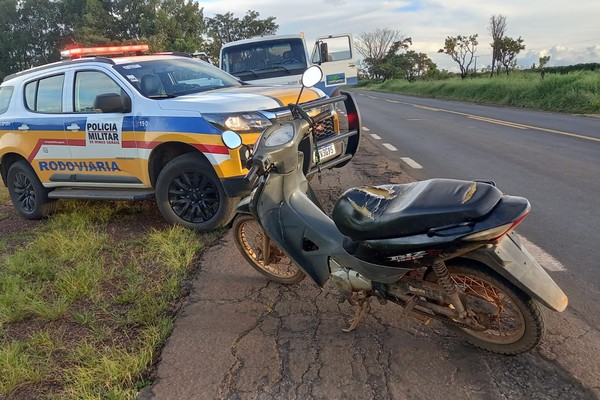 Motocicletas com chassi raspado e sem placa são apreendidas pela polícia com inabilitado e menor de idade