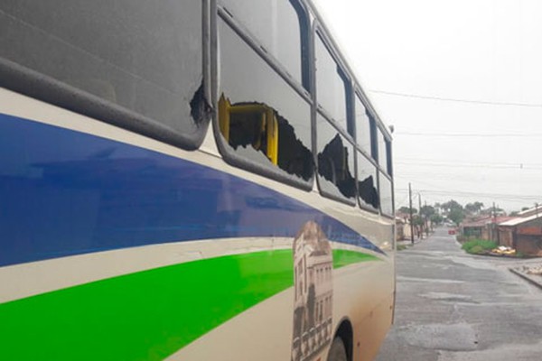 Motorista de caminhão foge após atingir ônibus do transporte coletivo e quebrar janelas