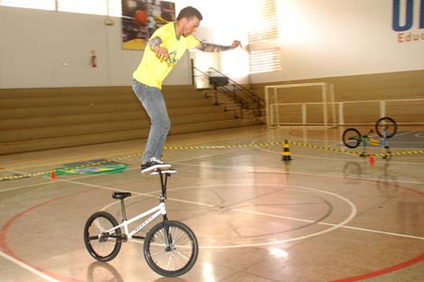 Ciclista bate recorde mundial andando em pé sobre guidão de bicicleta em Patos de Minas