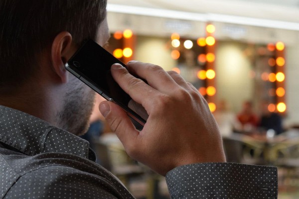 Polícia Militar alerta para golpe do empréstimo do celular para ligação telefônica