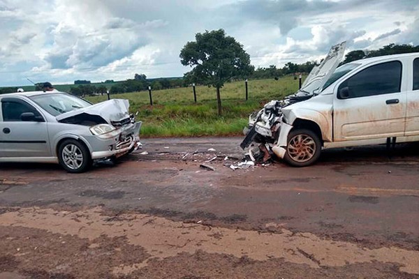 Motorista invade a contramão na MG190 causando batida frontal e depois foge sem prestar socorro