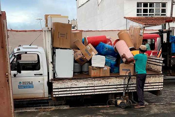 Prefeitura pede ajuda da população para fazer mudanças de famílias ameaçadas pela enchente