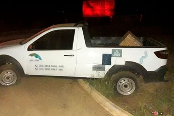 Motorista perde o controle ao subir em monte de terra na BR354 e vai parar fora da pista