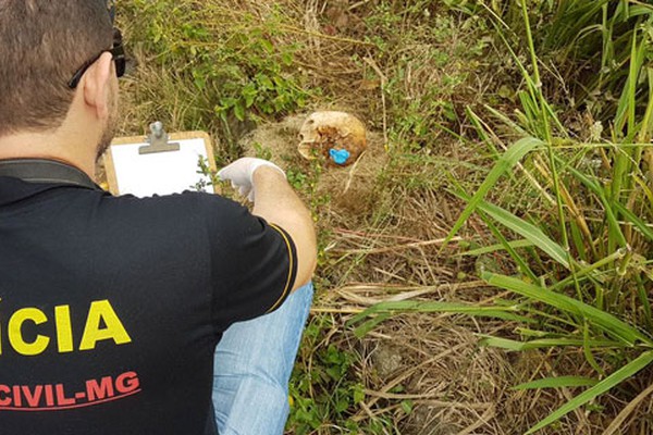 Moradores encontram crânio humano ao lado de copo com caramujo em Patos de Minas