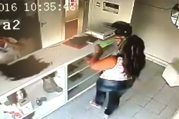Mulher é identificada após ser flagrada furtando cabelo para aplique em salão de beleza