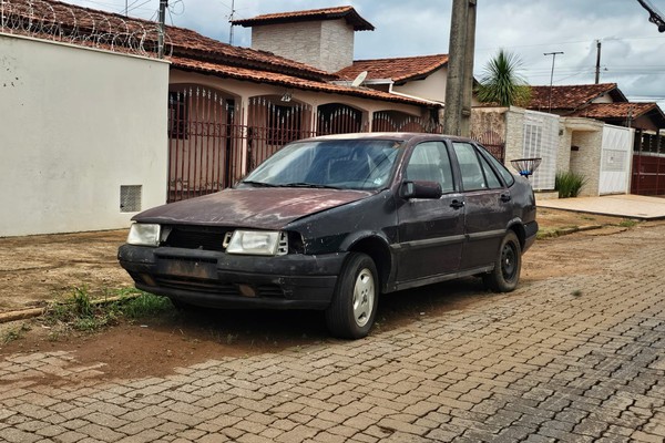 Moradores reclamam de carro abandonado há meses em rua do bairro Eldorado