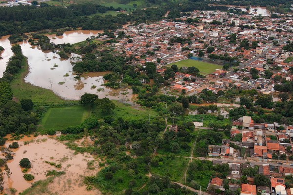 Rio Paranaíba baixa para menos de 9 metros, mas número de desalojados ainda se mantém