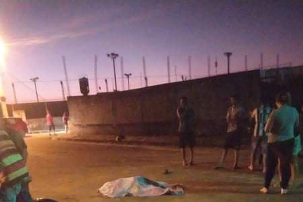 Ciclista morre ao ser atingido por carro em Lagoa Formosa; veículo ainda bateu em um poste