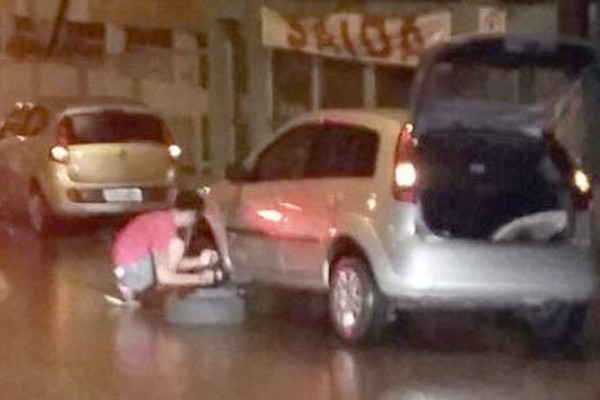 Buracos em frente ao Parque se transformam em armadilha e deixam motoristas indignados