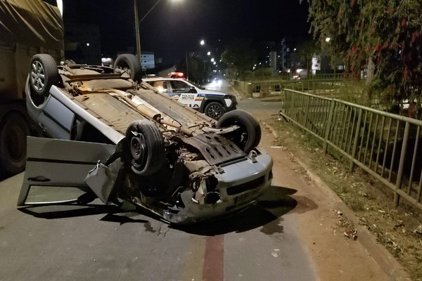 Veículo fica com as quatro rodas para cima em acidente na avenida Fátima Porto; ninguém se feriu