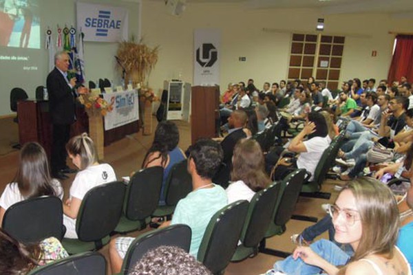 Cláudio Forner abre Simpósio de Tecnologia e Ciência da UFU em Patos de Minas