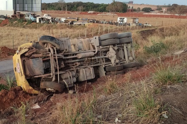 Acidente entre caminhão e bitrem é registrado pela PRF em Patos de Minas