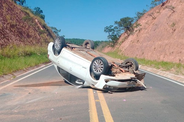 Condutora perde o controle da direção e capota veículo na LMG 740; duas pessoas ficaram feridas