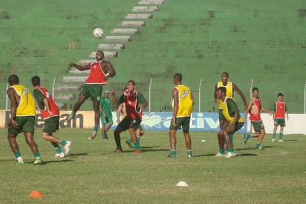 Luiz Eduardo prioriza os treinos técnicos e começa a dar forma ao time do Mamoré