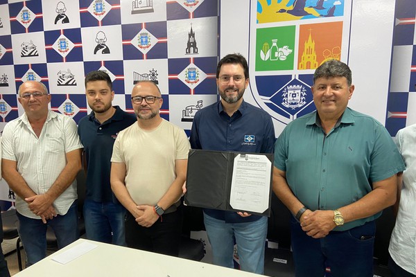 Prefeito assina ordem de serviço de quase R$3 milhões para construção de creche no bairro Barreiro