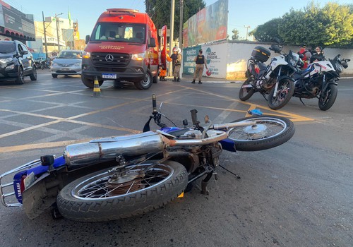 Motociclista tem fratura exposta após acidente com outro motociclista no Centro de Patos de Minas