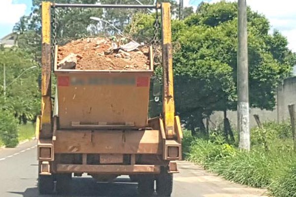 Caçambas carregadas de entulho e sem proteção circulam livremente pelas ruas da cidade