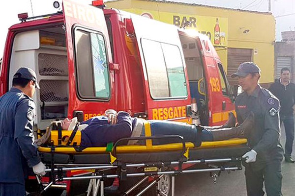 Motociclista escorrega no asfalto molhado e precisa ser socorrida pelo Corpo de Bombeiros