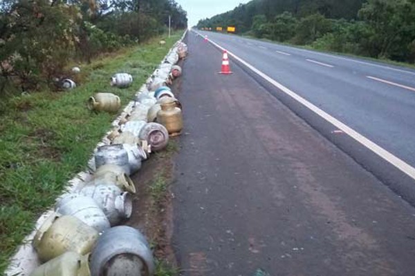 Caminhão de gás tomba na BR 365 e motorista acaba preso por embriaguez ao volante