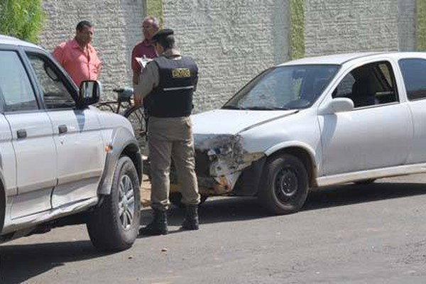 Motorista avança parada e bate em cheio em caminhonete perto do Estadual