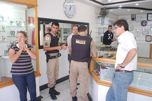 Assaltantes disparam e quebram joalheria, mas são escorraçados pelo dono