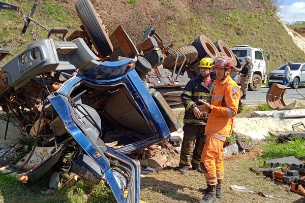 Caminhão que transportava soja capota na BR 146 e motorista fica preso entre as ferragens