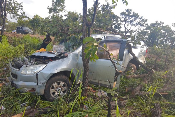 Filho vê caminhonete da mãe sair da pista e capotar na MG 410; ela teve ferimentos leves